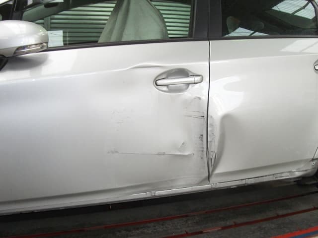 へこんだ車のドア